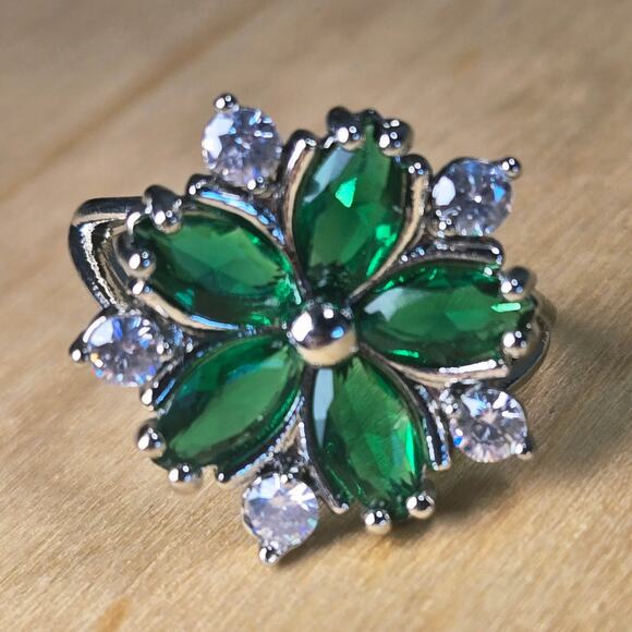Size 9 | Emerald Green Floral Ring - Picture 1 of 4
